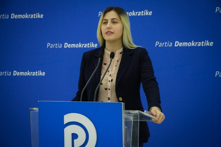 Tridhjetë vjet nga eksodi i shqiptarëve, PD: Njeriu që shkaktoi largimin e njerëzve nga Shqipëria, del e flet për këtë fenomen