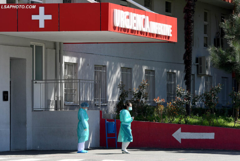 Një punonjës me koronavirus, mbyllet bashkia e Delvinës