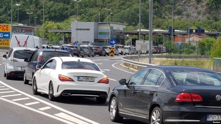 Pushuesit Kosovar “pushtojnë” bregdetin e Shqipërisë! Fluks makinash në Morinë