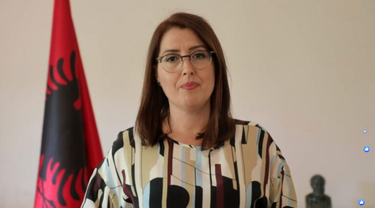 “Pacientë me simptoma të rënda, edhe ndër mosha të reja”, Manastirliu tregon situatën në Infektiv (Video)