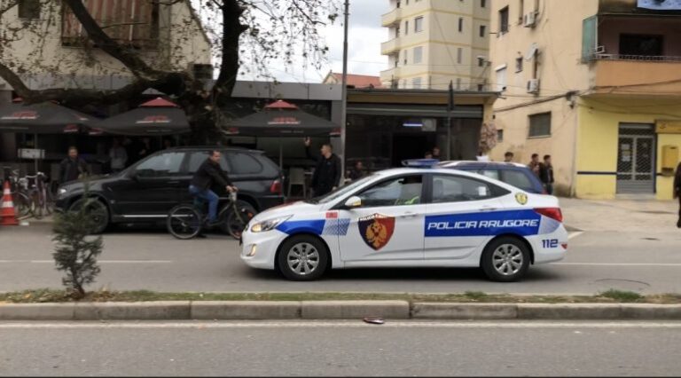 Djali 44-vjeçar vret nënën e moshuar me thikë në Pogradec, dyshohet se…