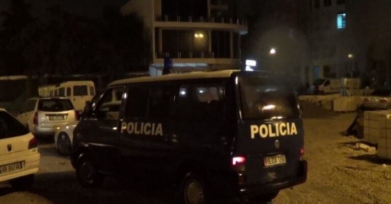 Policia zbardh ngjarjen e rëndë në Gjirokastër: I riu plagosi me gërshërë të ëmën dhe efektivin