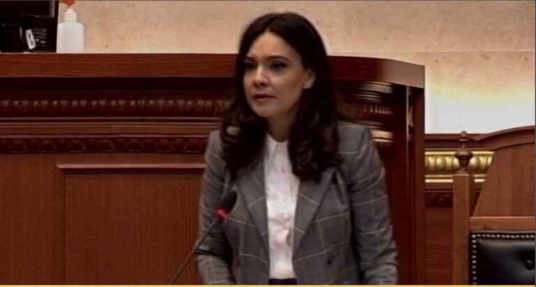 Ish-kryetari i PS së Shkodrës i tha fjalë tepër të rënda, Elisa Spiropali e merr në telefon