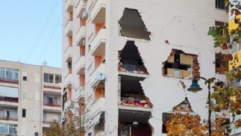 U dëmtuan nga tërmeti, këshilli vendos shembjen e 19 pallateve në Durrës