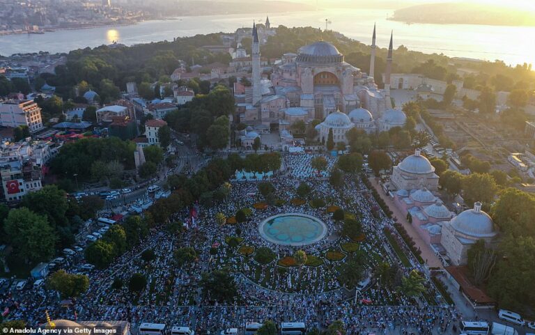 Namazi i Kurban Bajramit, ja si u fal në të gjithë botën (FOTO)
