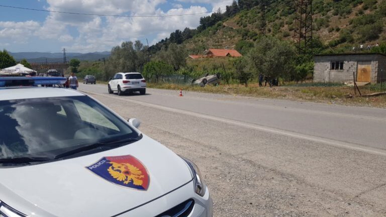 Aksident në Vlorë, shoferi humb kontrollin e makinës, plagoset bashkë me shoqëruesen