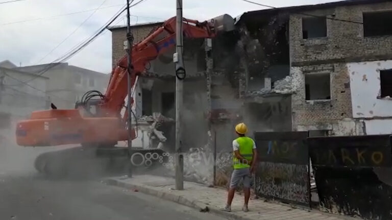 U dëmtua nga tërmeti, shembet ndërtesa në Lezhë