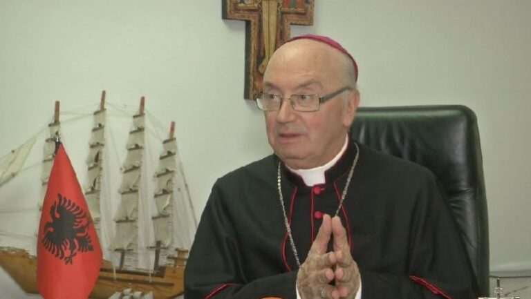 “Këtë thirrje e bëj i nxitur nga dashuria”, Imzot George Frendo kërkon masa: Kur kishte më pak raste, pati më shumë kufizime. Po tani, a jemi pajtuar me koronavirusin?