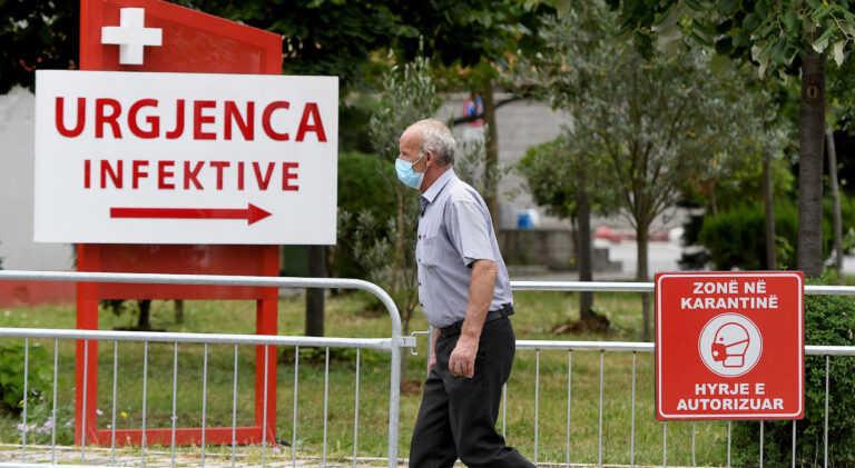 Përkeqësohet gjendja e pacientëve në dy spitalet Covid, 7 të intubuar. Njëra prej viktimave pa asnjë sëmundje shoqëruese