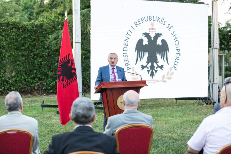 Burime: Presidenti Meta dekoron sot ish-Presidentin Rexhep Meidani