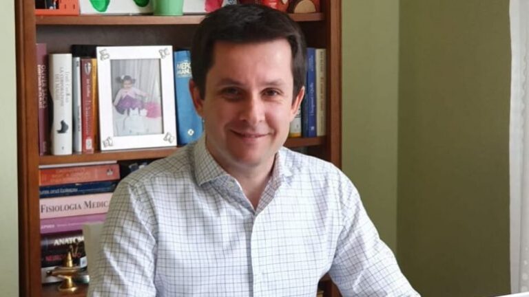Mjeku Alimehmeti: Antitrupat e Covid qëndrojnë së paku tetë muaj