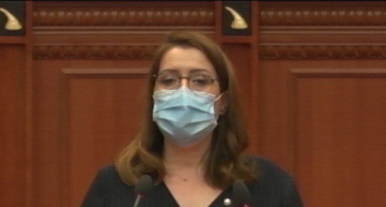 Asnjë sinjal për shtrëngim masash/Manastirliu: Me vaksinat AstraZeneca, prioritet kemi mësuesit