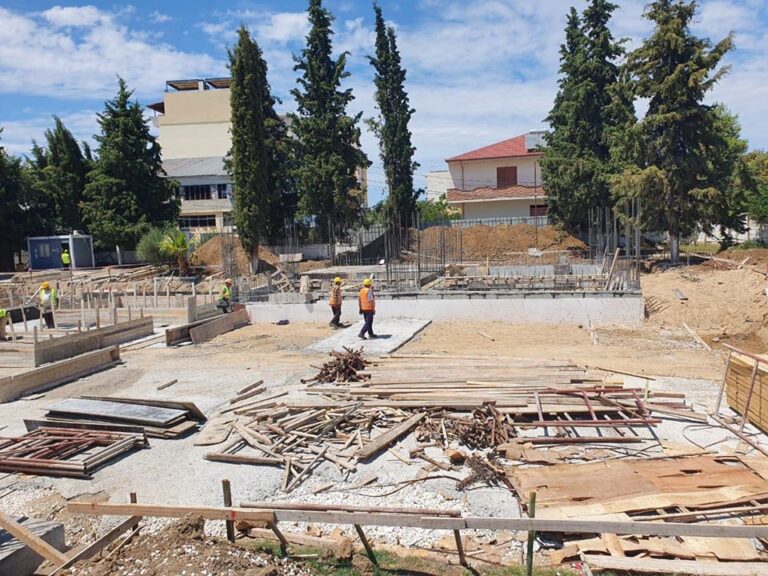 Rama publikon foto nga rindërtimi i shkollave të dëmtuara nga tërmeti