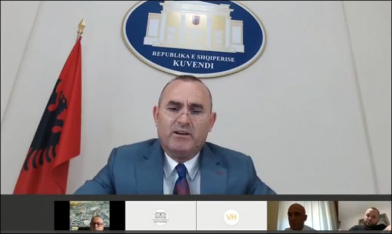 Qesharake/ Kandidati i PS shpërndan shishe verë me foton e tij: “S’ka kohë për pushim”