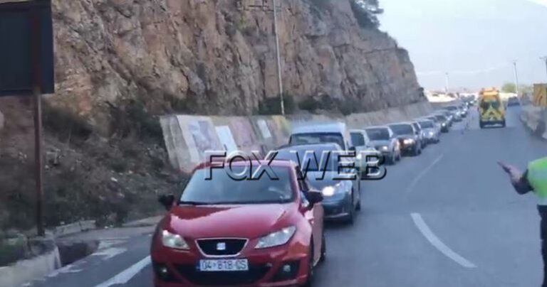 Krijohet radhë kilometrike automjetesh në rrugën e Kombit