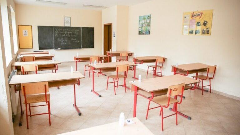 Qendra për Mbrojtjen e të Drejtave të Fëmijëve: Qeveria të mos hap shkollat
