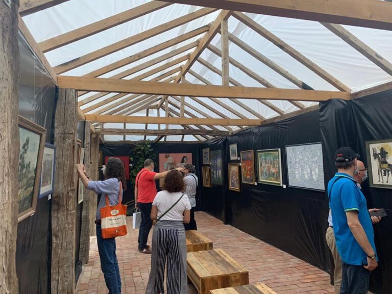 Tirana 100 vjet kryeqytet përmes punimeve të 100 artistëve shqiptarë