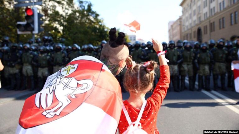 Bjellorusi, protestuesit mblidhen para rezidencës së Lukashenkos