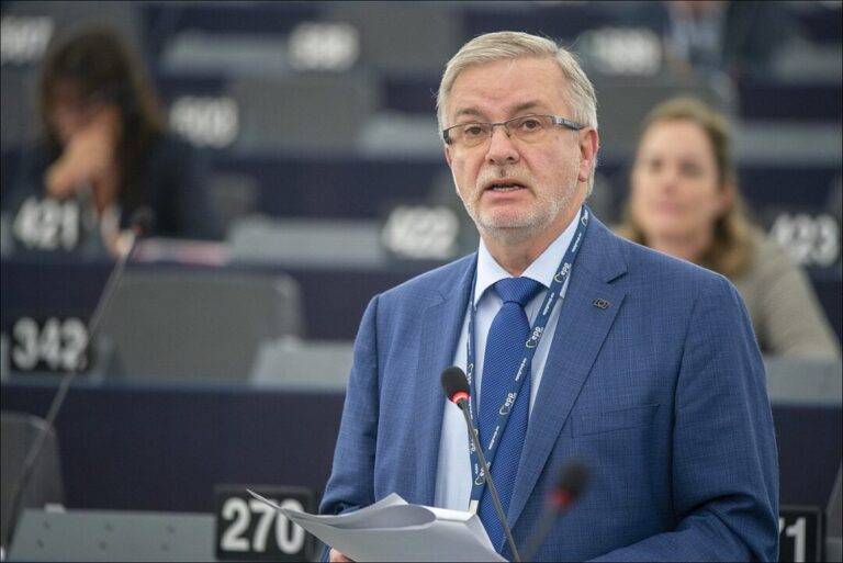 Zëdhënësi i PPE: Dialog, jo arrestime në Bjellorusi nga regjimi