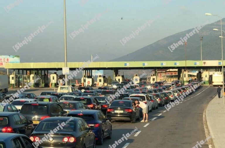 Kosovarët nuk pyesin për Covid-19. Radhë e gjatë makinash në Morinë
