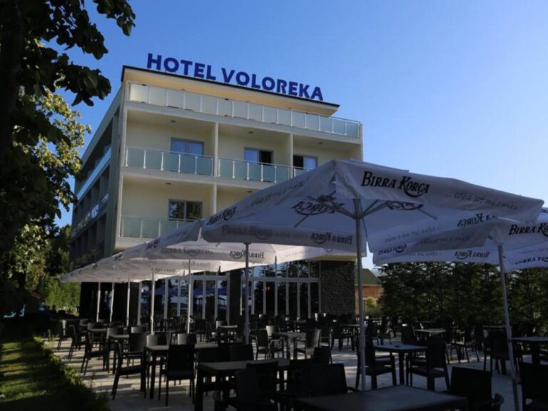 100 plumba drejt hotelit, autorët kishin ngritur çadër në pyll