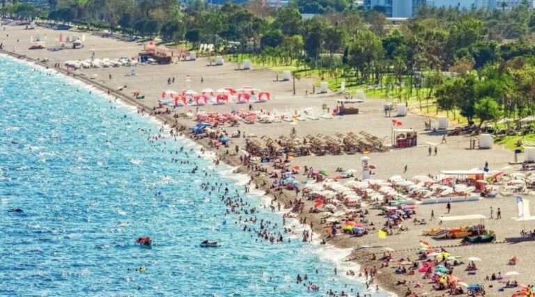 Shqiptarët harrojnë Covid-19, ”arratisen” me pushime në Turqi dhe Egjipt