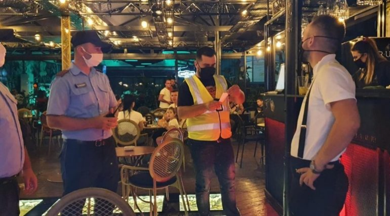 Nuk respektuan masat anti-COVID, gjobiten lokalet në Vlorë dhe Sarandë