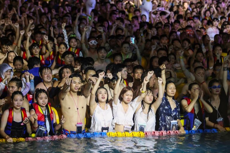 Europa në luftë të egër me Covid-19, në Wuhan ndizet jeta e natës