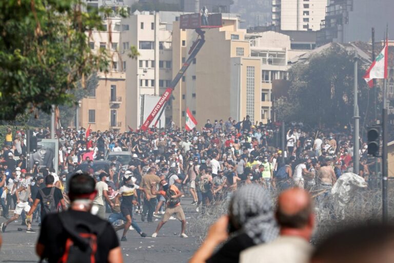 Kaos në Bejrut, 7 mijë protestues ”futen” në godinat e Qeverisë: Ikni, jeni vrasës (VIDEO)