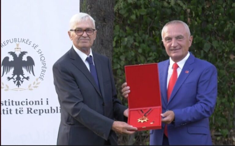 Presidenti Meta dekoron Rexhep Meidanin: Një burrë shteti është një politikan që vendos veten në shërbim të kombit