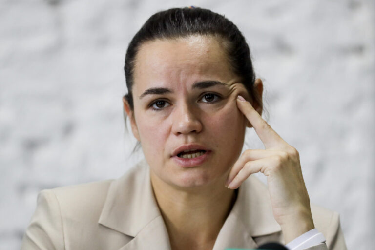 Kaos dhe viktima, liderja opozitare në Bjellorusi largohet nga vendi