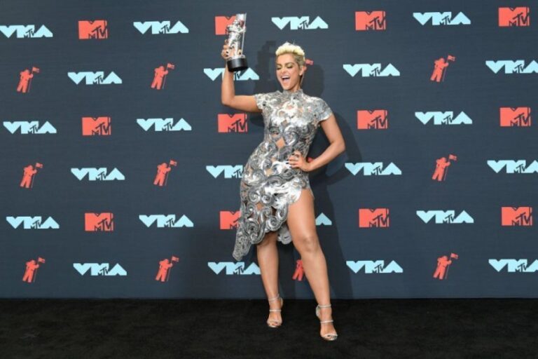 Bebe Rexha prezanton shfaqjen e MTV, artiste të tjera shqiptare të nominuara