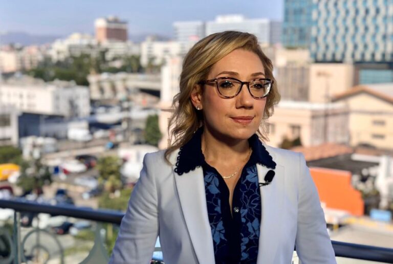 Beteja Presidenciale, gazetarja e CNN tregon se çfarë po ndodh tek konventa e demokratëve