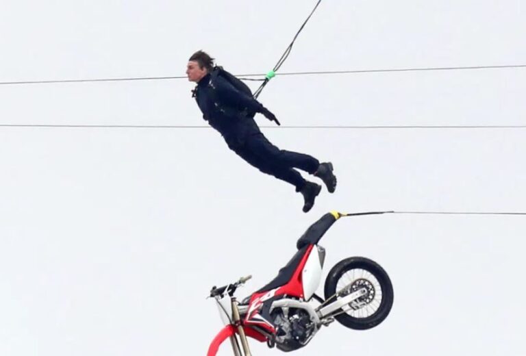 Tom Cruise 60-vjeç, aktori hidhet me motor nga 150 metra lartësi (VIDEO)