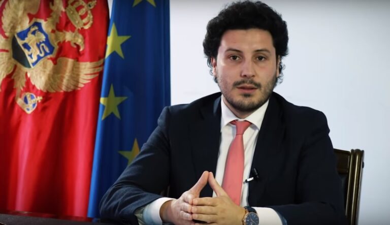 Mos prisni heroizma nga Dritan Abazoviç. Peshku është qelbur nga koka