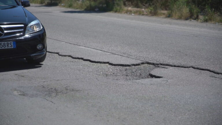 Rreziku në Elbasan, banorët ecin anës rrugës pa trotuare