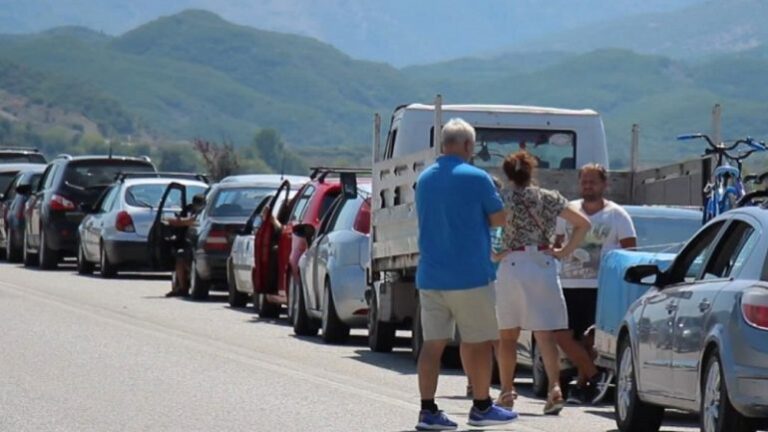 Kakavijë, Policia në ndihmë të qytetarëve, që po qëndrojnë në radhë me orë të gjata pritjeje për të kaluar në shtetin grek