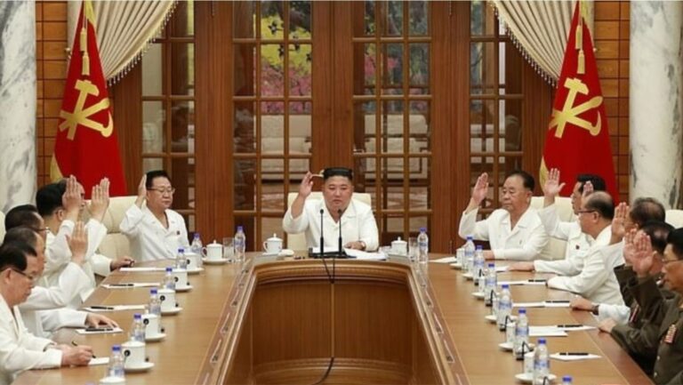 Kim Jong Un del në skenë pas lajmeve se e motra ka marrë pushtetin