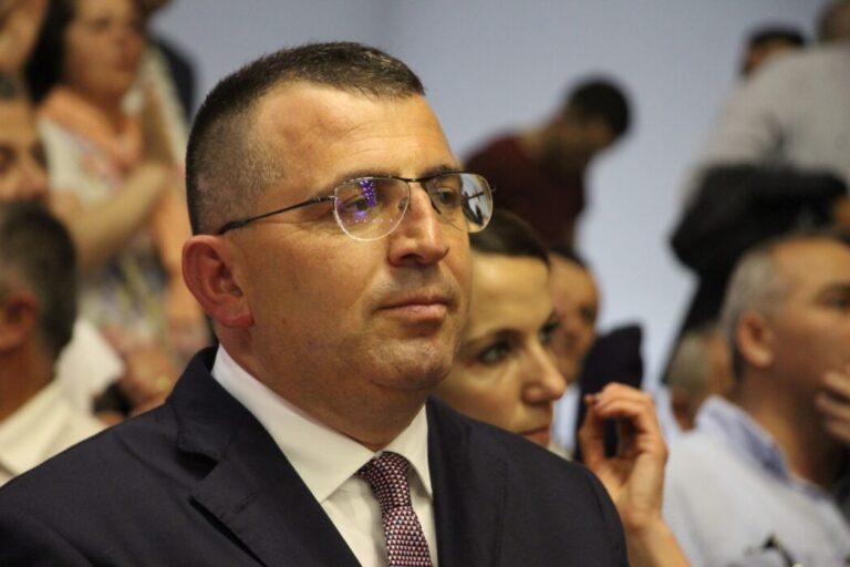 Kryebashkiaku i Bulqizës: Më shumë se 100 banesa të dëmtuara, lëkundjet e tërmetit vijojnë