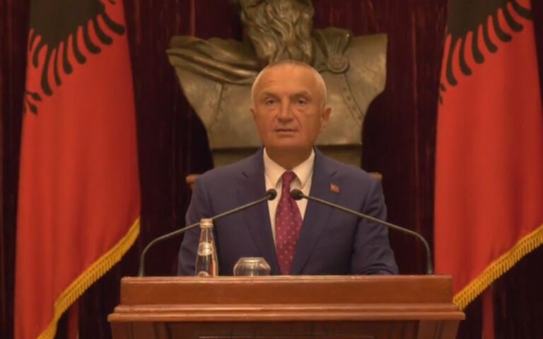 Presidenti Meta: Kërkoj ndjesë në emër të shtetit shqiptar për vuajtjet e qytetarëve në kufi