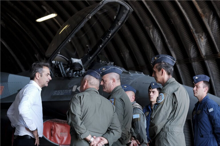 Tensionet me Turqinë, Mitsotakis viziton bazën e avionëve luftarakë