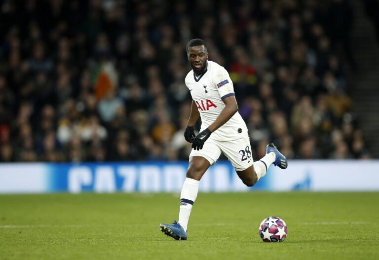 Interi pranë akordit me mesfushorin e Tottenhamit