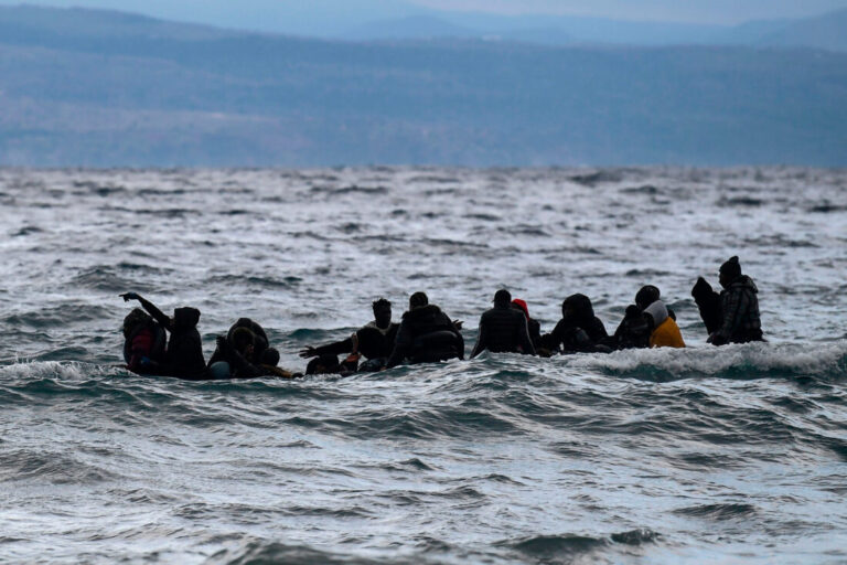 ”News York Times”: Greqia la 1,000 emigrantë në det të hapur, në barka pa motor