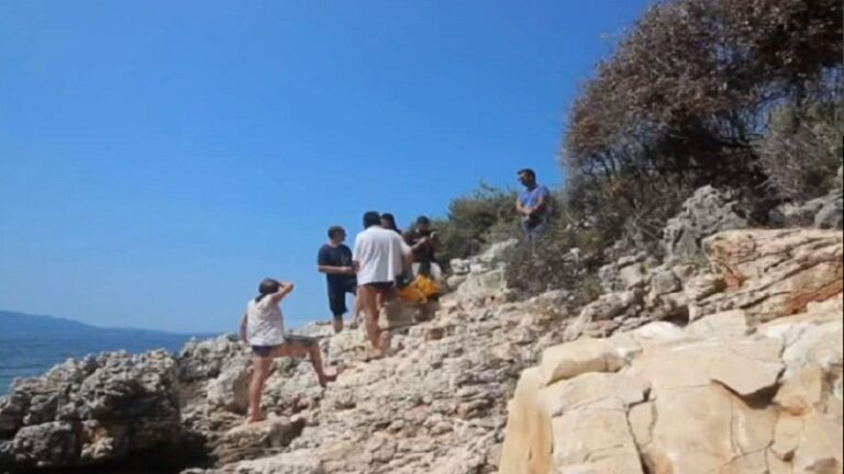 Panik në Sarandë, turisti gjen dhjetëra predha 20 metra pranë bregut (VIDEO)