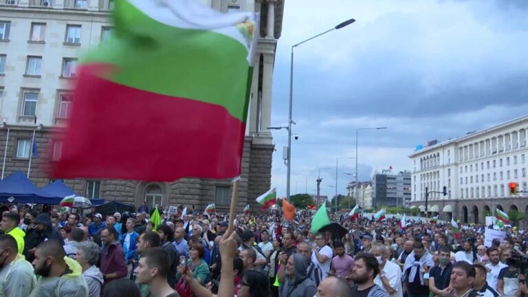 ”Harrohet” Covid-19/ Protesta në Bullgari, mijëra vetë në rrugë