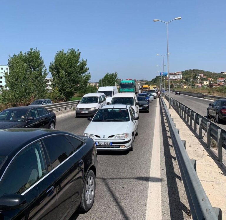 Përplasen tre automjete në Golem, dyshohet për dy gra të plagosura (Foto)