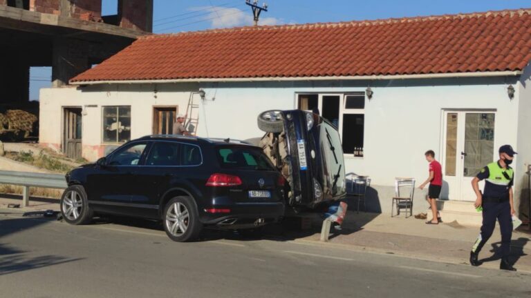 Aksident i frikshëm në Pogradec mes dy makinash, dalin fotot nga vendngjarja