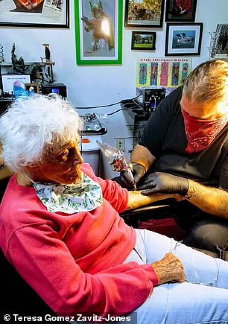 Gjyshja feston fundin e karantinës duke bërë tatuazhin e parë
