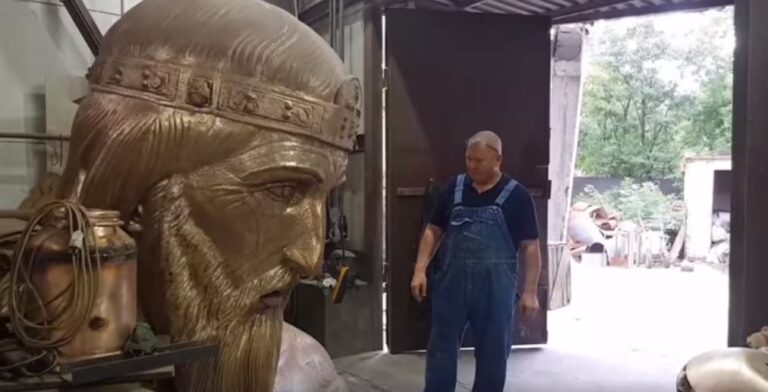Mitet sllave/Busti i Car Dushanit, 28 metra i lartë, niset me kamionë nga Rusia në Serbi