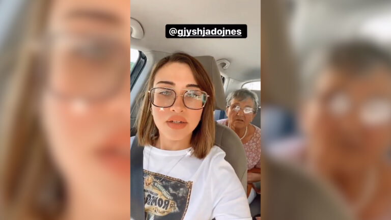 Moderatorja shqiptare bie pre e grabitjes, gjyshja e Dojnës: Mos pafsh hajër në jetë!